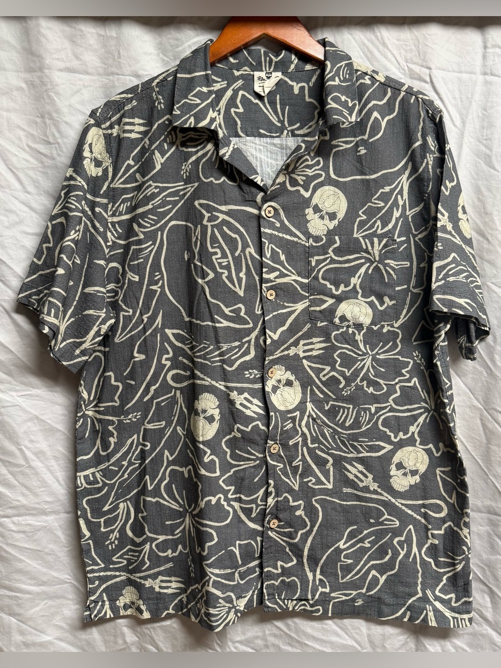 Sea Shepherd Men’s Gray Short-Sleeve Button-Down Shirt with Skull Floral Print